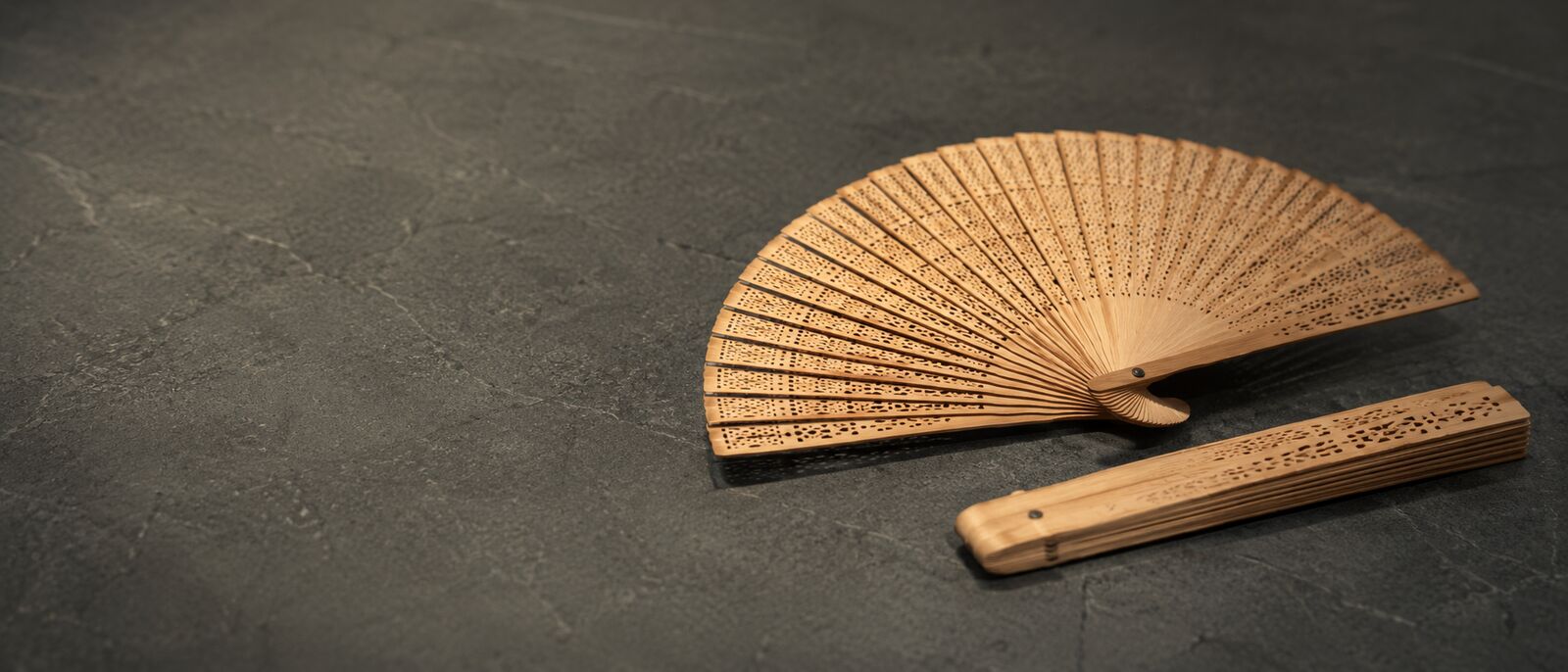 Abanicos de madera personalizados con logo