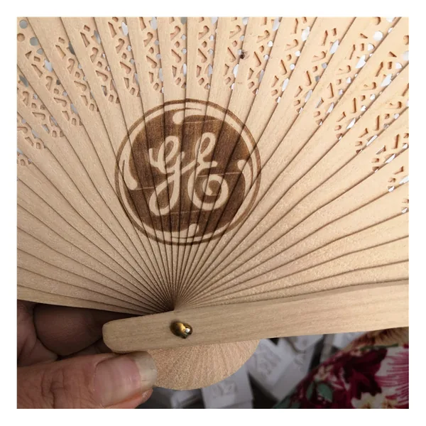 Abanico de madera calada personalizado, palas talladas — diseño 2